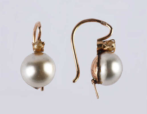 Серьги из золота (по клейму 56), содержат вставки из жемчуга